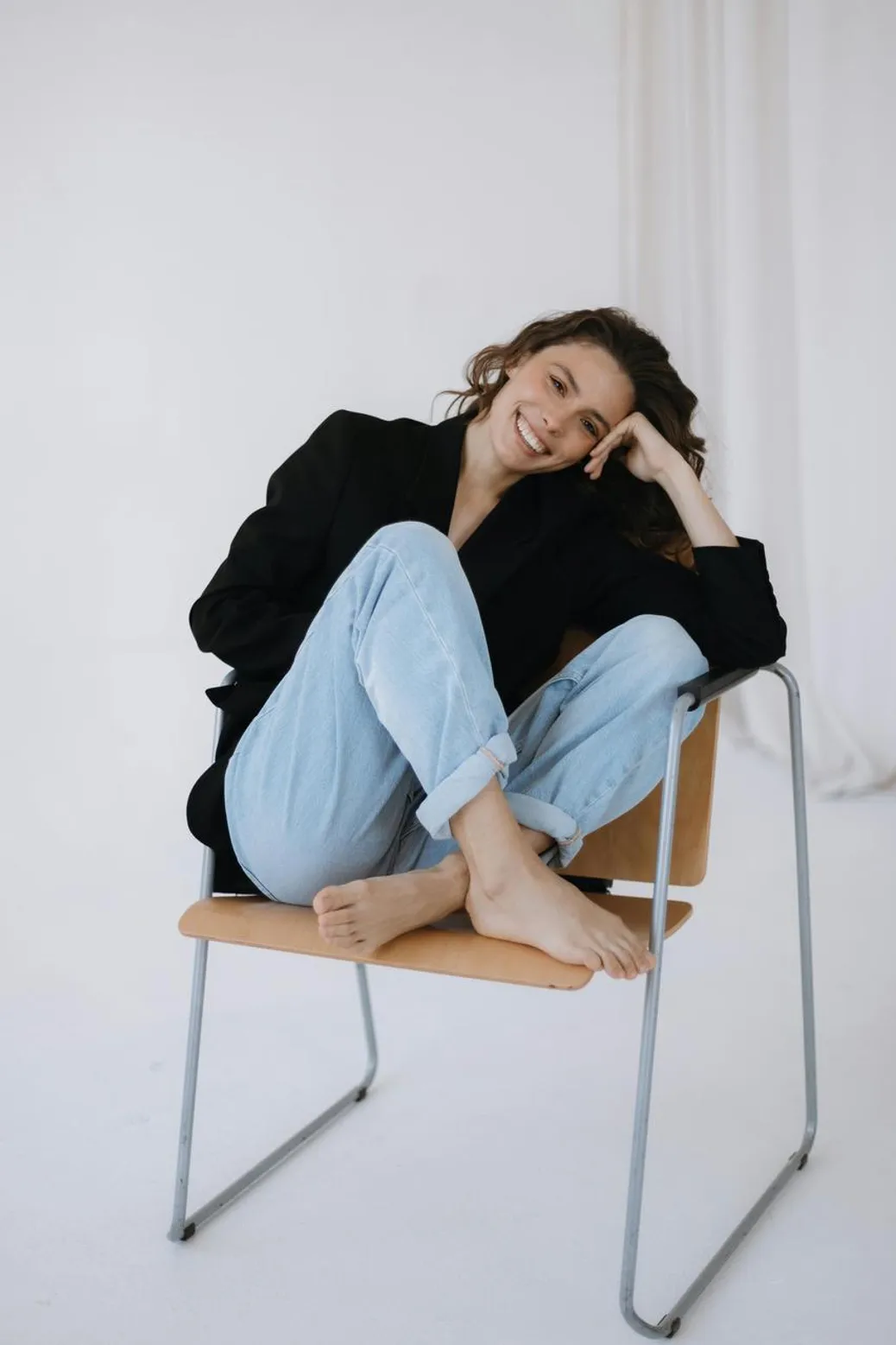 a black blazer and light blue jeans